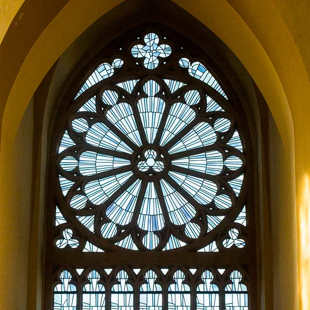 Großes gotisches Rosettenfenster mit blauem Buntglas.